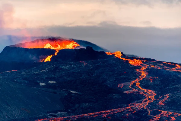 2021年 Fagradalsfjall火山在距Reykjavk大约40公里的地方活动 该火山位于同名的Fagradalsfjall山以南 包括在冰岛克苏夫克的大片地热区域周围 — 图库照片