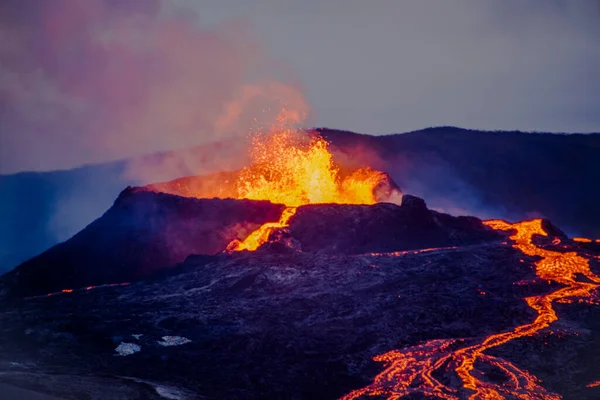 2021年 Fagradalsfjall火山在距Reykjavk大约40公里的地方活动 该火山位于同名的Fagradalsfjall山以南 包括在冰岛克苏夫克的大片地热区域周围 免版税图库图片