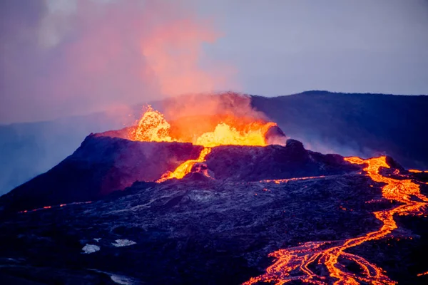 2021年 Fagradalsfjall火山在距Reykjavk大约40公里的地方活动 该火山位于同名的Fagradalsfjall山以南 包括在冰岛克苏夫克的大片地热区域周围 免版税图库照片