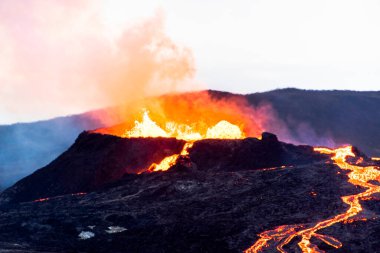 2021 yılında Fagradalsfall volkanı, Krsuvk İzlanda 'nın büyük jeotermal alanının çevresini kapsayan eşanlamlı Fagradalsfall Dağı' nın yaklaşık 40 kilometre güneyinde faaliyet göstermektedir.