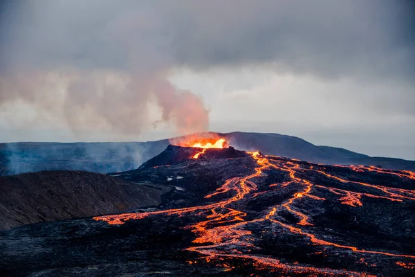 2021年 Fagradalsfjall火山在距Reykjavk大约40公里的地方活动 该火山位于同名的Fagradalsfjall山以南 包括在冰岛克苏夫克的大片地热区域周围 — 图库照片