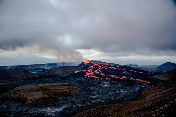 2021年 Fagradalsfjall火山在距Reykjavk大约40公里的地方活动 该火山位于同名的Fagradalsfjall山以南 包括在冰岛克苏夫克的大片地热区域周围 — 图库照片