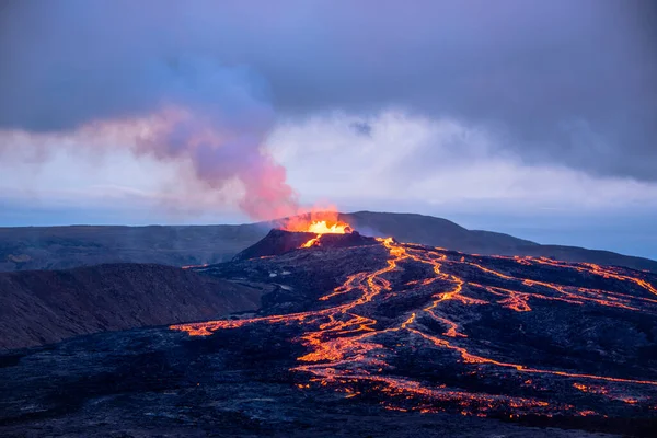 2021年 Fagradalsfjall火山在距Reykjavk大约40公里的地方活动 该火山位于同名的Fagradalsfjall山以南 包括在冰岛克苏夫克的大片地热区域周围 免版税图库照片