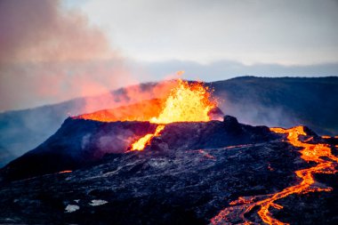 2021 yılında Fagradalsfall volkanı, Krsuvk İzlanda 'nın büyük jeotermal alanının çevresini kapsayan eşanlamlı Fagradalsfall Dağı' nın yaklaşık 40 kilometre güneyinde faaliyet göstermektedir.