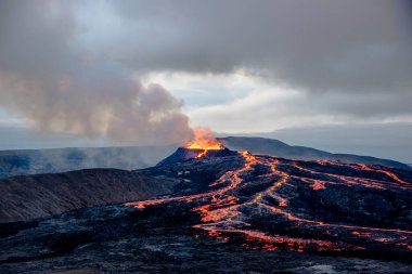 2021 yılında Fagradalsfall volkanı, Krsuvk İzlanda 'nın büyük jeotermal alanının çevresini kapsayan eşanlamlı Fagradalsfall Dağı' nın yaklaşık 40 kilometre güneyinde faaliyet göstermektedir.