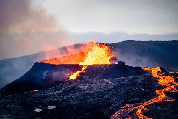 2021 yılında Fagradalsfall volkanı, Krsuvk İzlanda 'nın büyük jeotermal alanının çevresini kapsayan eşanlamlı Fagradalsfall Dağı' nın yaklaşık 40 kilometre güneyinde faaliyet göstermektedir.