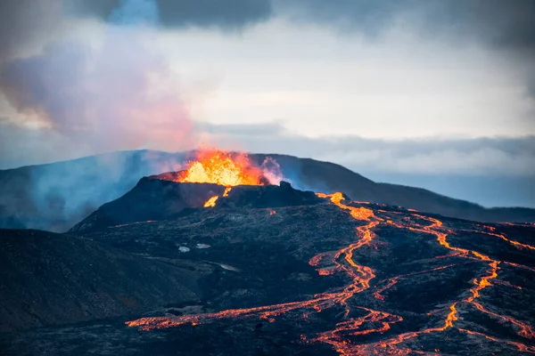 2021年 Fagradalsfjall火山在距Reykjavk大约40公里的地方活动 该火山位于同名的Fagradalsfjall山以南 包括在冰岛克苏夫克的大片地热区域周围 图库图片
