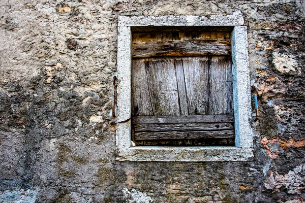 Holz Und Glastür Und Fenster Eines Verlassenen Hauses Mit Blumen — Stockfoto