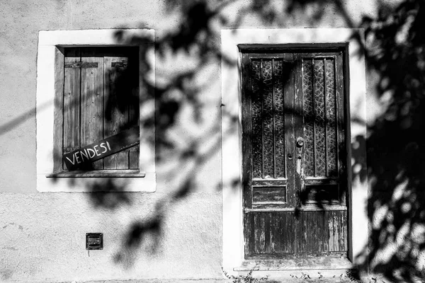 Tür Und Fenster Aus Metall Und Holz Kaputt Und Verrostet — Stockfoto