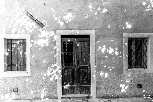 Tür Und Fenster Aus Metall Und Holz Kaputt Und Verrostet — Stockfoto