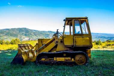 Eski toprak hareket eden makineler zamanla sararır ve paslanır.