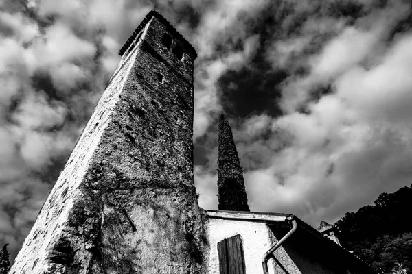 Mały Wiejski Kościół Kamienną Dzwonnicą Która Wyróżnia Się Tle Błękitnego — Zdjęcie stockowe