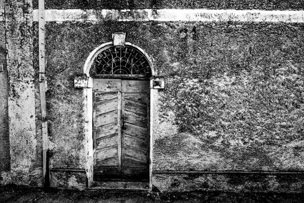 Staré Modré Dřevěné Dveře Železným Roštem Kamenným Obloukem Starobylou Zdí — Stock fotografie
