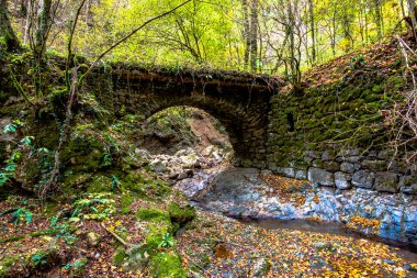 İtalya 'nın Schio Vicenza kentindeki Sant Ulderico' da ormandaki yollarda taştan köprüler ve taşlar var.