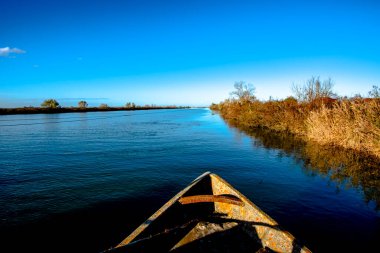 Pontoon Köprüsü İtalya nehrinde sakince yüzüyor.