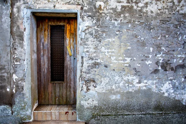 Puerta Vintage Madera Vidrio Con Pelado Pared Tiempo Escombros — Foto de Stock