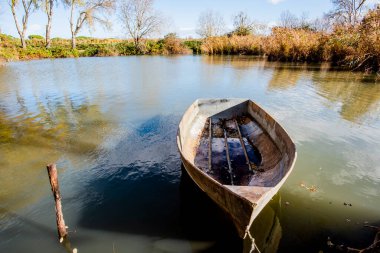 Rovigo İtalya 'daki Po Nehri deltasına terk edilmiş tekneler.