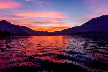 Günbatımı Como Gölü 'nün üzerinde dağlar sisli bir kış gününde Bellagio Como Lombardy İtalya