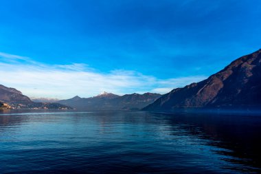Günbatımı Como Gölü 'nün üzerinde dağlar sisli bir kış gününde Bellagio Como Lombardy İtalya