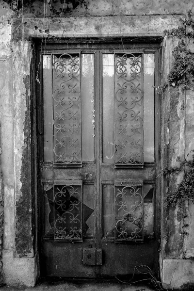 Vintage Πόρτα Σκουριασμένο Σίδερο Και Σπασμένα Γυαλιά Του Μπέργκαμο Στη — Φωτογραφία Αρχείου