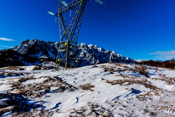 Weißer Schnee Zwischen Den Bäumen Und Den Gipfeln Der Berge — Stockfoto