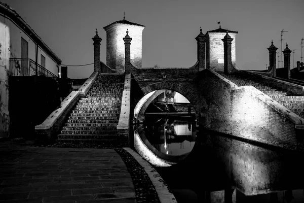Fekete Fehér Kilátás Naplementekor Tégla Hidak Felett Comacchio Csatornák Ferrara — Stock Fotó
