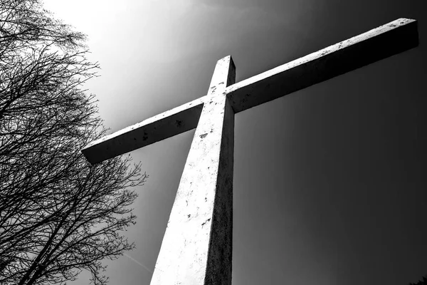 Close Reinforced Concrete Cross Stands Out Cloudless Blue Sky Asiago — стоковое фото