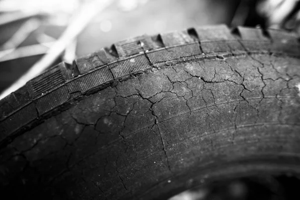 Close Old Cracked Car Tire Passing Old Worn Out Time lizenzfreie Stockfotos