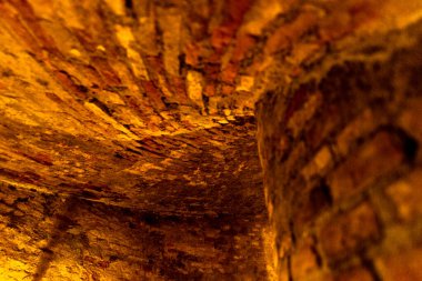 sarmal merdivenler, freskler ve tuğla sarmal mermer elips basamaklar.