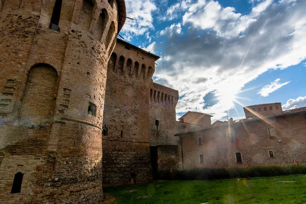 View Medieval Castle Italy Blue Sky Crenellated Brick Walls Sun — Foto Stock