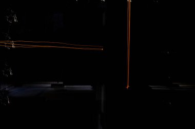 turuncu ışık yolları tamamen karanlıkta siyah arkaplan ışık huzmeleri