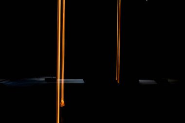 turuncu ışık yolları tamamen karanlıkta siyah arkaplan ışık huzmeleri