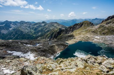 Lagorai dağ sırasının zirveleri arasında granit ve mavi suyla dağ tepeleri, İtalya 'nın Trento bölgesindeki Lagorai zincirinin Cima D' Asta yakınlarındaki berrak sulara yansıdı.