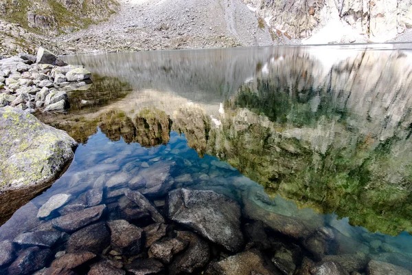 Alpine Innsjøer Mellom Lagoraifjellene Med Granitt Blått Vann Fjelltoppene Reflekteres – stockfoto
