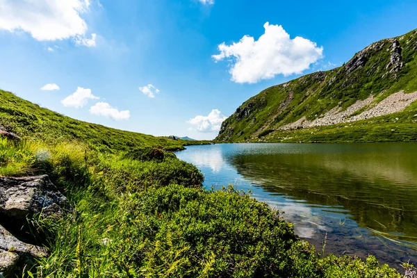 Granitgipfel Spiegeln Sich Ruhigen Wasser Eines Kleinen Alpinen Sees Zwischen — Stockfoto
