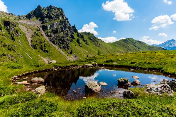 Picos Granito Montaña Reflejan Las Tranquilas Aguas Pequeño Lago Alpino — Foto de Stock