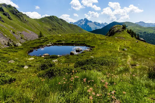 Puncak Gunung Granit Tercermin Perairan Tenang Danau Alpen Kecil Antara — Stok Foto