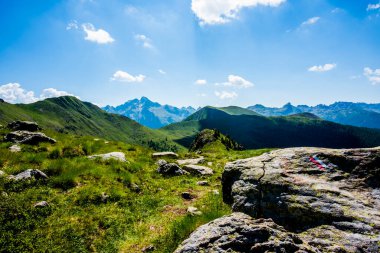 Lagorai Dağları 'nın granit tepeleri arasındaki yollar yeşil vadiler ve İtalya' daki mavi gökyüzü.