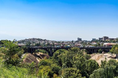 Ermenistan, Erivan, Eylül 2021. Vadinin ve nehrin üzerinde güzel bir köprü.