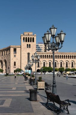 Ermenistan, Erivan, Eylül 2021. Cumhuriyet Meydanı 'nda antika fenerler ve banklar.