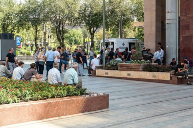 Ermenistan, Erivan, Eylül 2021. Ana caddede COVID-19 'a karşı aşı olmak isteyen insanlar..