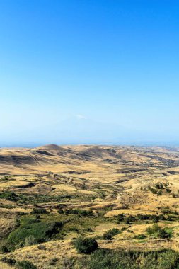 Ermenistan dağlarında şafak ve Ararat 'ın sisli manzarası.