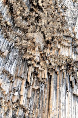 Ermenistan, Garni 'deki organ borularına benzer dikey taş bileşenleri olan bir kaya..