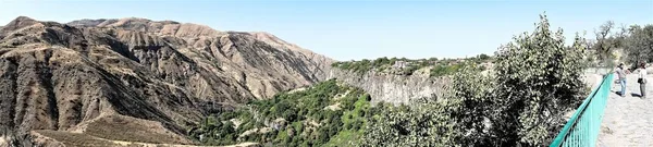 Αρμενία Γκάρνι Σεπτέμβριος 2021 Τουρίστες Στο Κατάστρωμα Παρατήρησης Και Ένα — Φωτογραφία Αρχείου