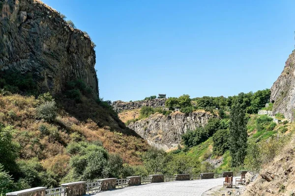 Route Automobile Vue Sur Temple Dans Gorge Garni Arménie — Photo