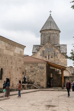 Ermenistan, Haghartsin, Eylül 2021. Antik bir manastırın avlusunda turistler.
