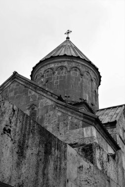 Ermenistan, Haghartsin, Eylül 2021. Eski bir Hıristiyan kilisesinin siyah beyaz fotoğrafı..