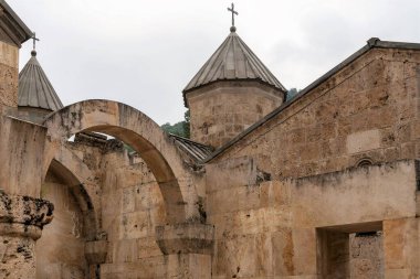 Ermenistan, Haghartsin, Eylül 2021. Manastır duvarları ve kilise kubbesi..