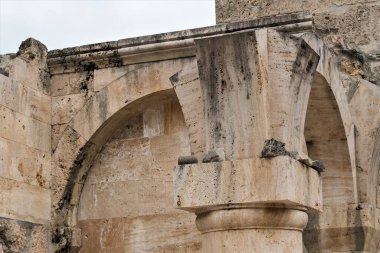 Ermenistan, Haghartsin, Eylül 2021. Hıristiyan manastırının antik taşları.