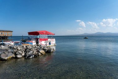 Ermenistan, Sevan Gölü, Eylül 2021. Göl kıyısı ve denizde tekneler..